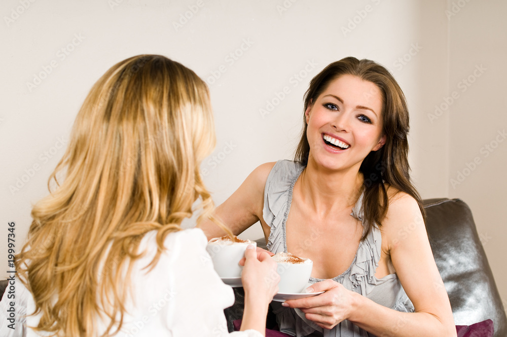 Zwei Frauen beim Kaffee trinken Zwei Frauen beim Kaffee trinken