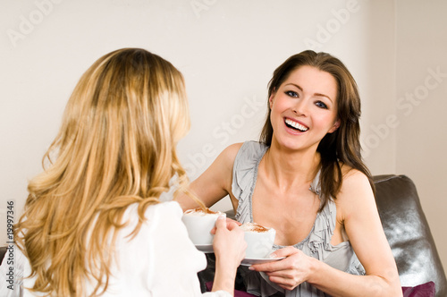 Zwei Frauen beim Kaffee trinken