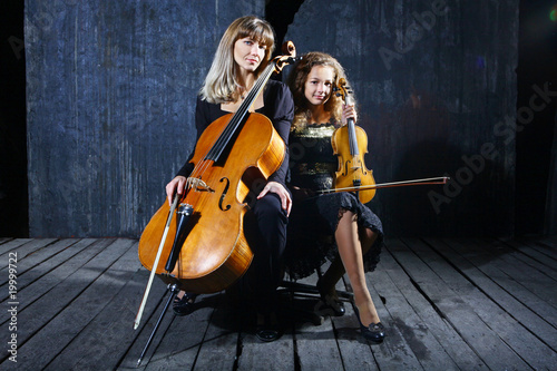 Cello and violin musicians