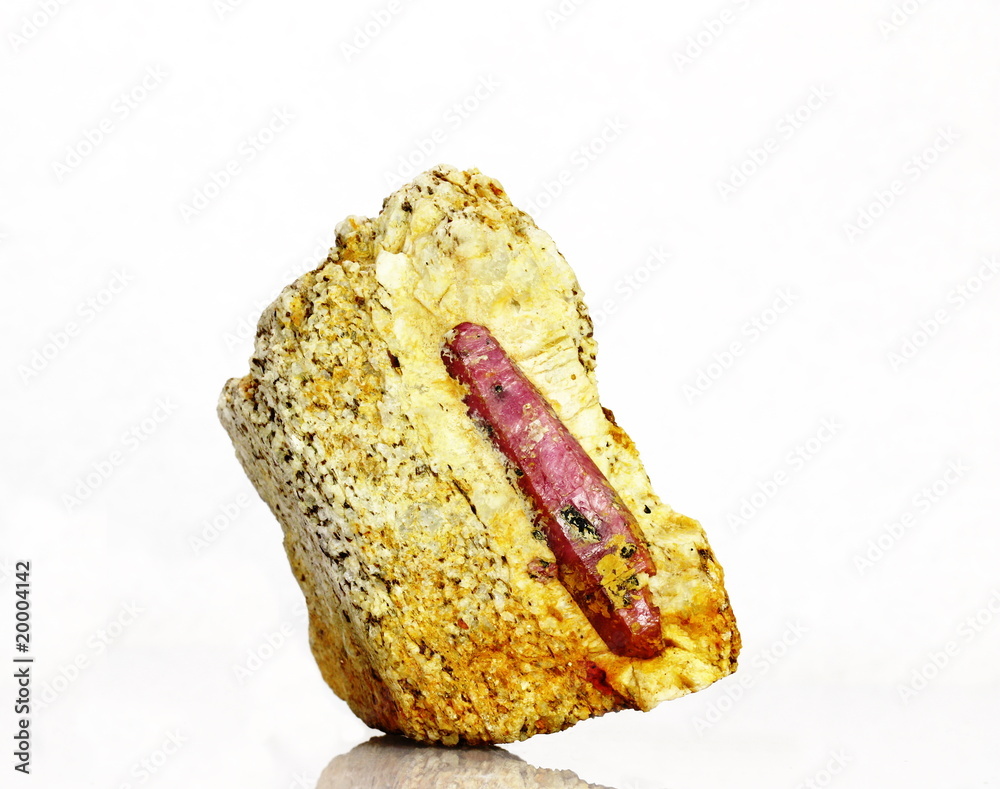 Behang A red ruby corundum crystal, July birthstone and 40th wedding