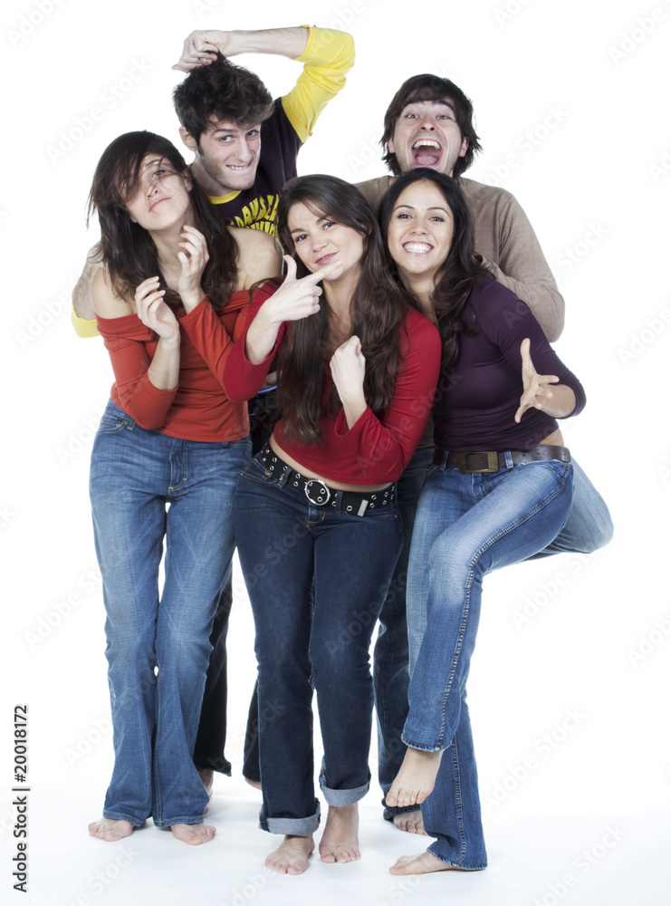 groupe de cinq jeunes amis heureux groupe de cinq jeunes amis heureux