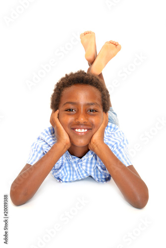 niño alegre tumbado en el suelo