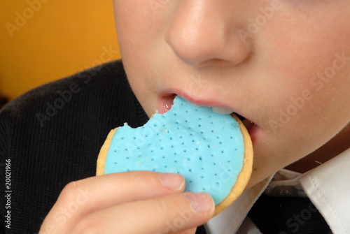 niño comiendo una galleta