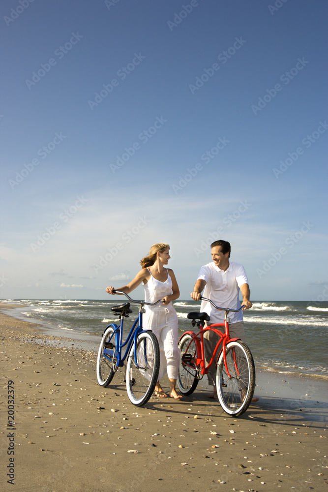 Obraz premium Couple with Bikes at the Beach