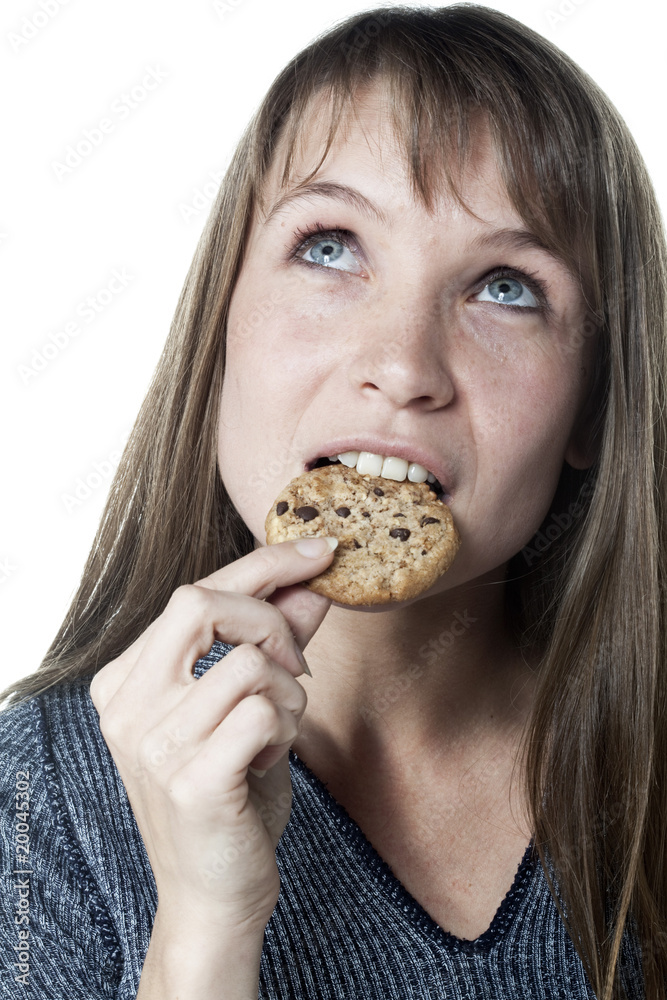 dégustation de biscuit par une jeune fille