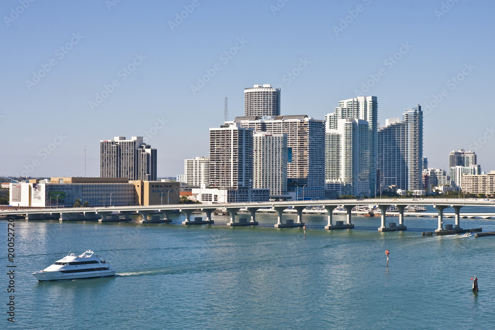 Fototapeta premium Yacht Leaving Miami