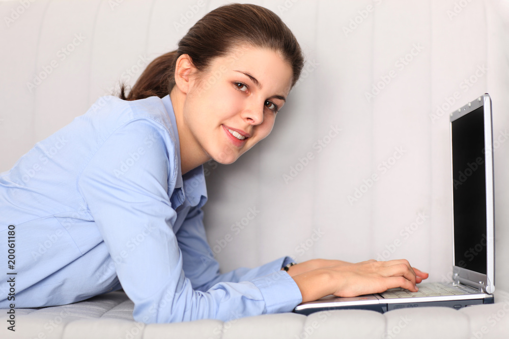 junge frau mit notebook junge frau mit notebook