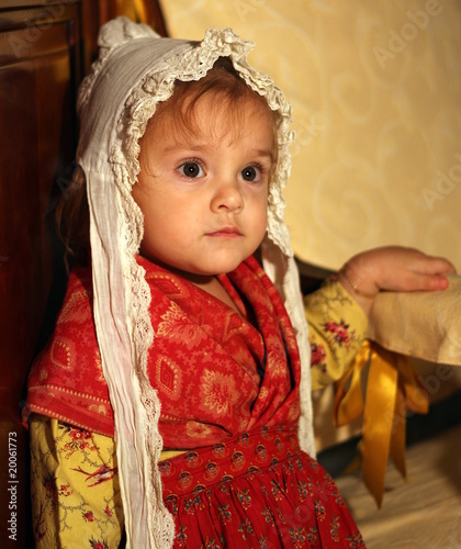 bébé fille en costume provençal traditionnel