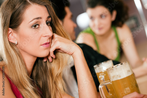 Fotografie Leute in einer Bar, Frau ist traurig und verlassen