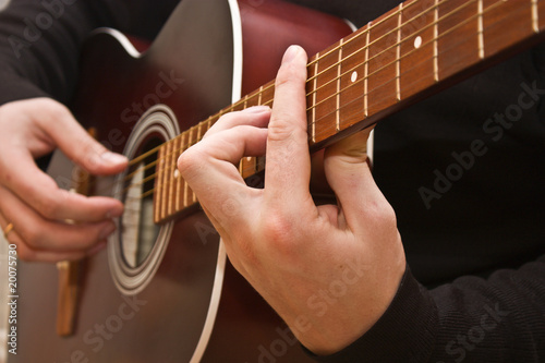 Papier peint Playing acoustic guitar, barre chord