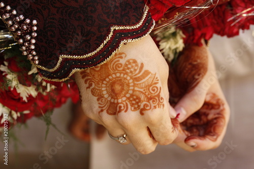 henna on hands