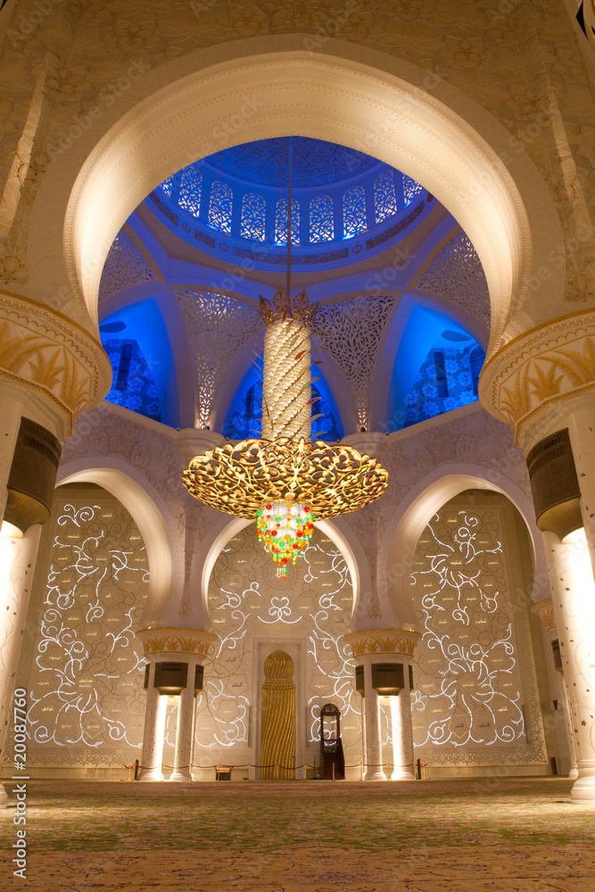 Fototapeta premium Sheikh zayed mosque in Abu Dhabi, UAE, Interior