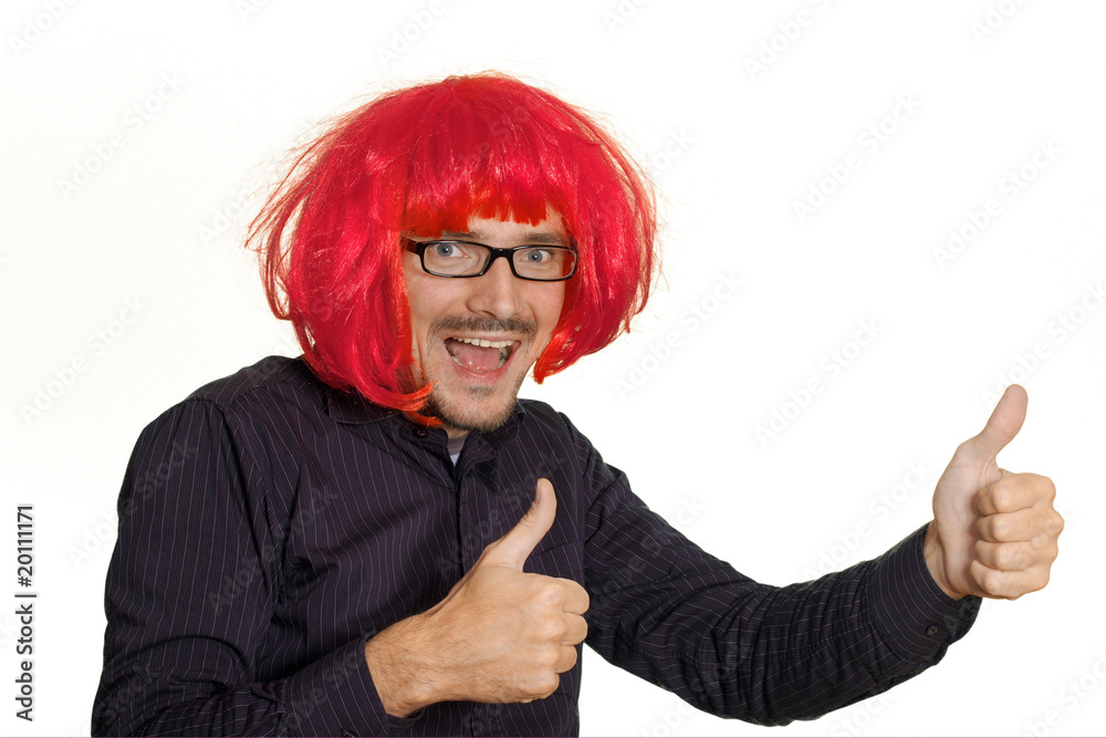 Mann mit roter Perücke und Daumen hoch Stock-Foto | Adobe Stock