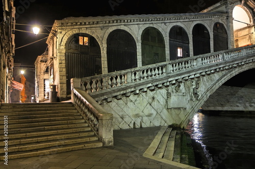 Pont du Rialto de nuit - Grand Canal de Venise, Italie