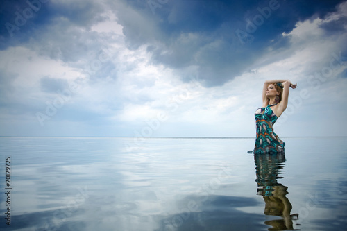 Εκτύπωση καμβά The girl in water