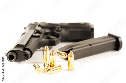 pistola beretta con caricatore e cartucce photo