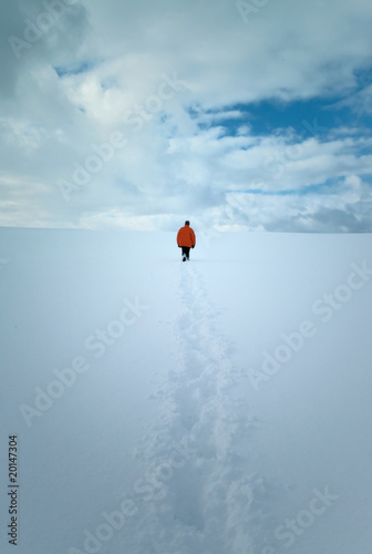 Mann läuft durch den Schnee