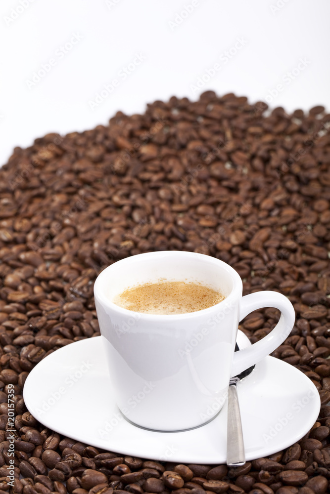 Espressotasse und Kaffeebohnen