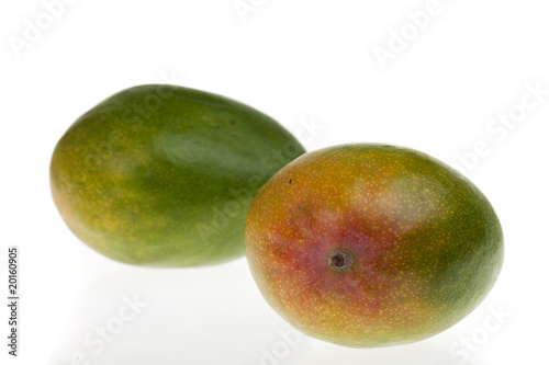 zwei Mangos isoliert auf weißem Hintergrund