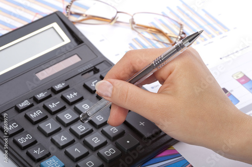 girl hand calculate