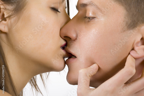closeup picture of a couple kissing