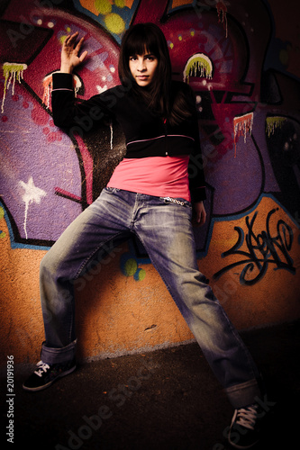 Mädchen in Pose vor Graffity Wand