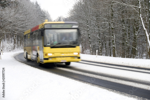 Bus auf winterlicher Landstraße