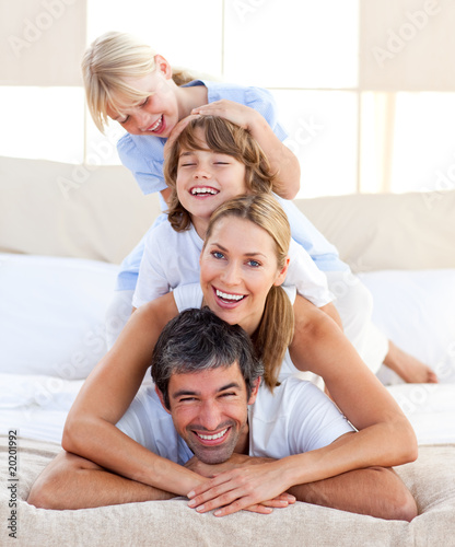 Happy family having fun © WavebreakMediaMicro