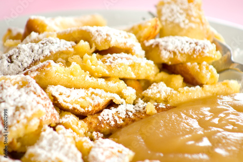 leckerer kaiserschmarrn mit apfelmus