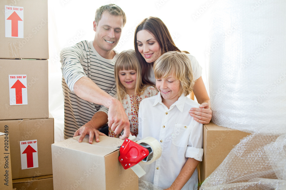 Fotografie Merry family packing boxes