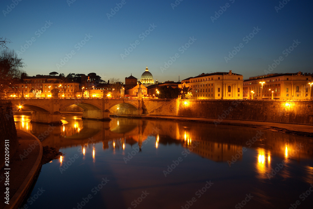 Le Tibre la nuit à Rome, Latium en Italie