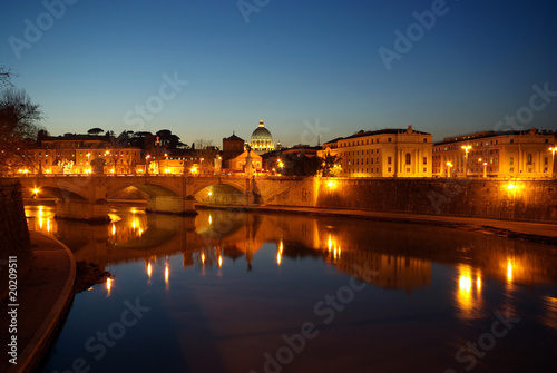 Le Tibre la nuit à Rome, Latium en Italie