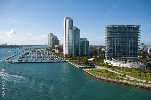 Leaving Miami, Florida © jovannig