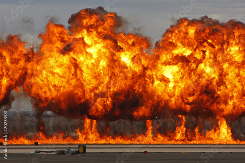 Feuerwand, Flammen und Explosionen von einer Bombe photo