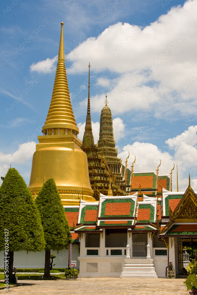 Naklejka premium Golden pagoda in the Grand palace area in Bangkok, Thailand