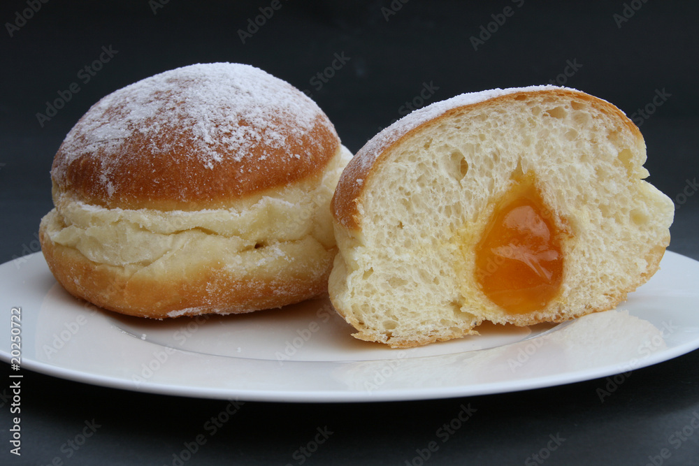Marmeladekrapfen halbiert Marmeladekrapfen halbiert