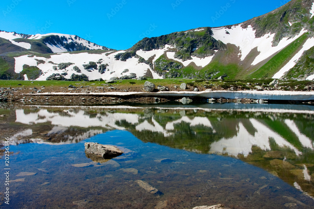 Obraz premium Lake in mountain