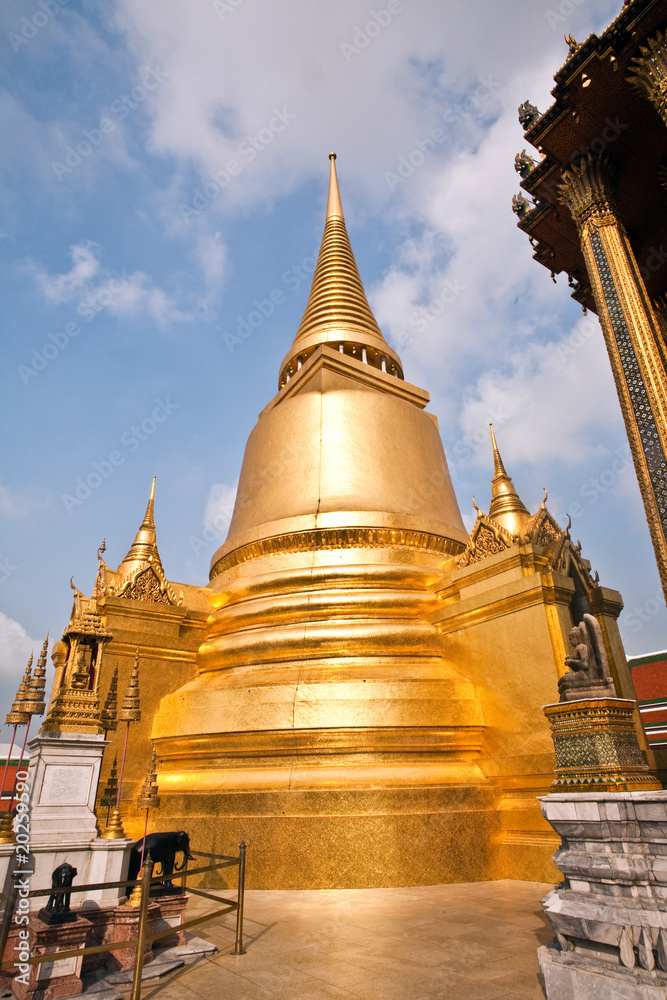 Fototapeta premium famous temple Phra Sri Rattana Chedi in the inner Grand Palace