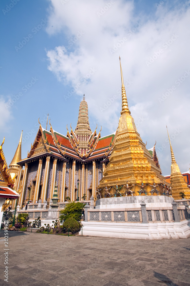 Fototapeta premium famous temple Phra Sri Ratana Chedi in the inner Grand Palace