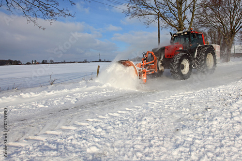 Winterdienst schnee räumen traktor