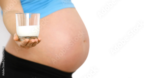 Schwangere mit Milchglas