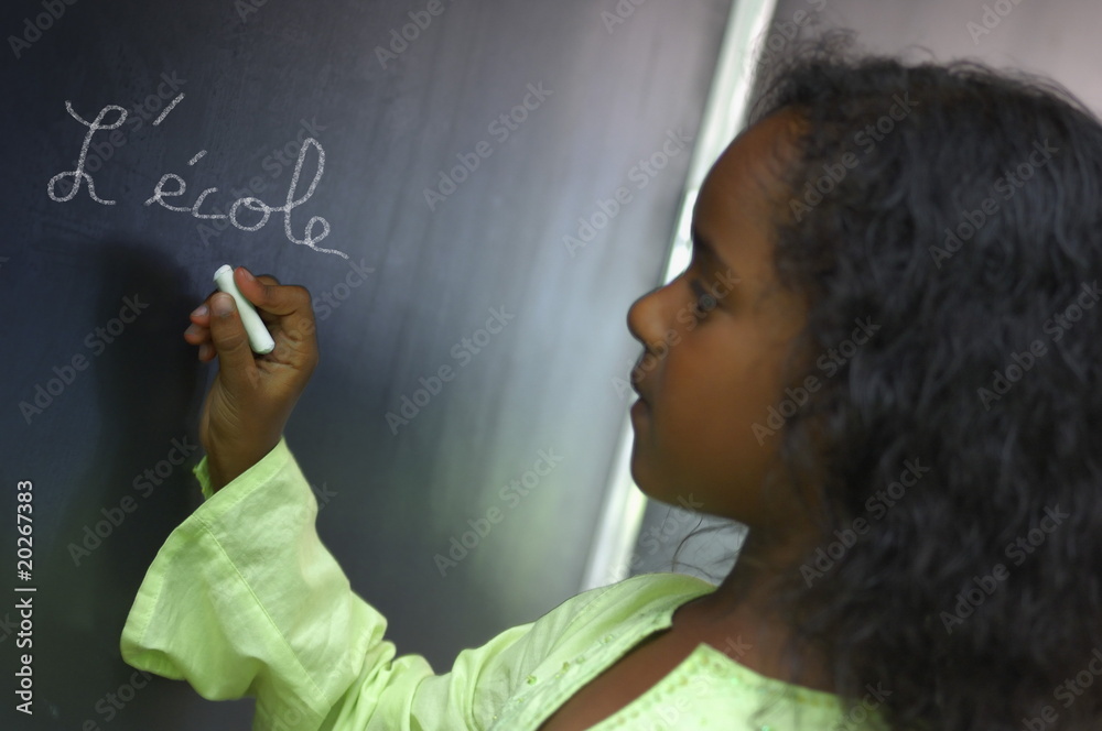 Elève écrivant au tableau.