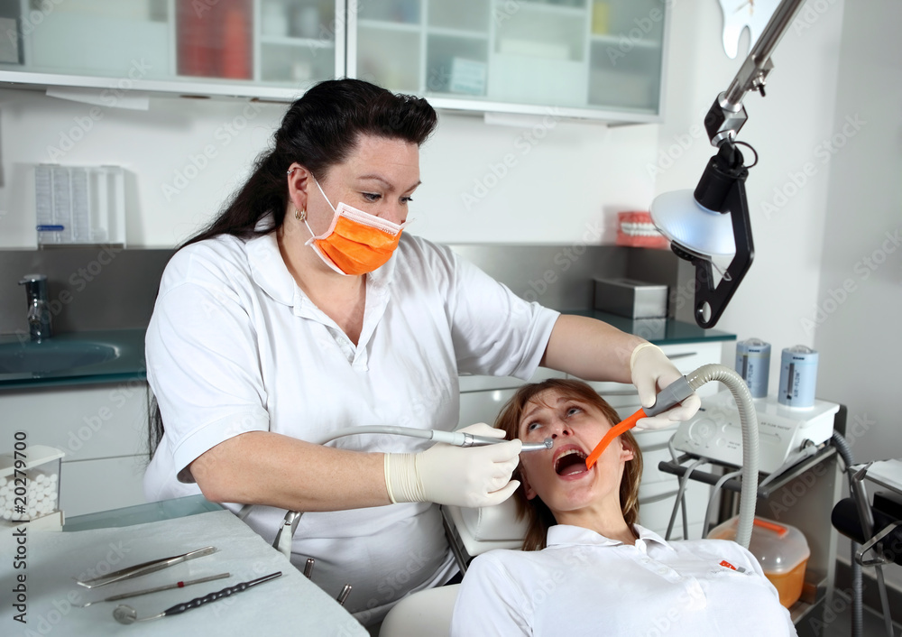 Fototapeta premium Patient bei Behandlung Zahnarzt