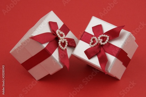 Geschenkbox mit roter Schleife © ruf Photography