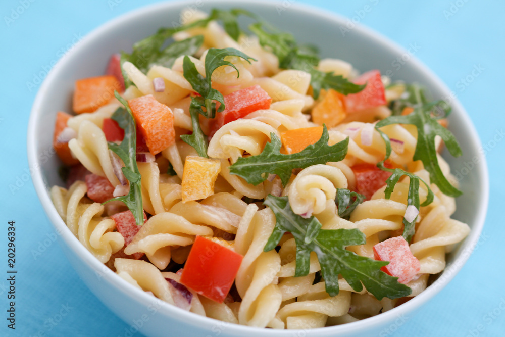 Nudelsalat mit Paprika, Rucola und Tomate Nudelsalat mit Paprika, Rucola und Tomate