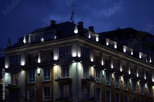 edificio illuminato di notte