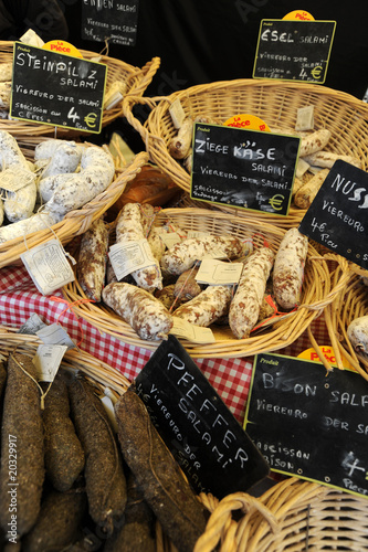 Salamisorten: steinpilzsalami,ziegenkäsesalami, pfeffersalami