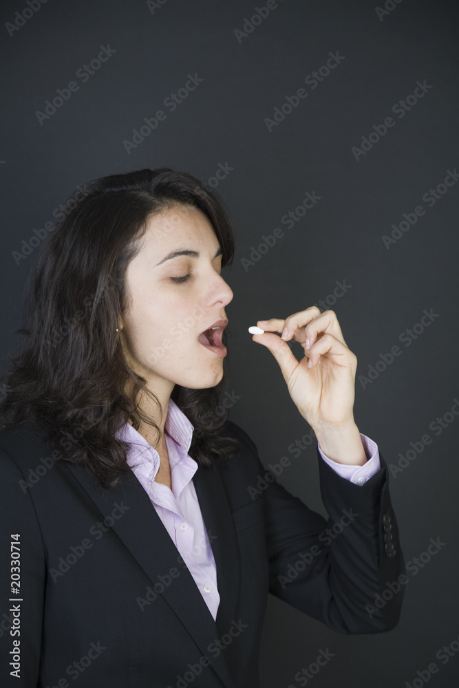 Obraz premium Frau nimmt Tablette ein