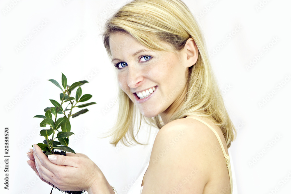 Frau hält Pflanze in der Hand Frau hält Pflanze in der Hand