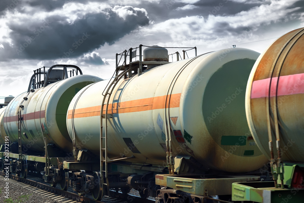 Transportation oil tanks by rail